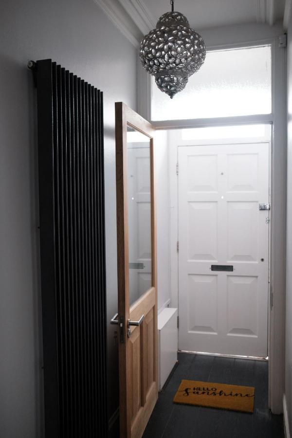 Gorgeous 3 Bedroom Victorian Townhouse リスバーン エクステリア 写真
