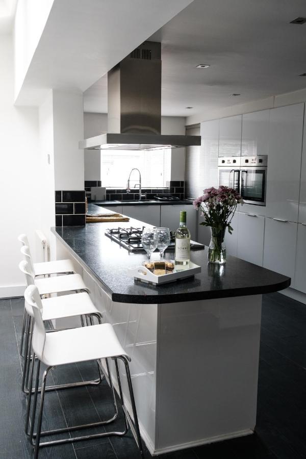 Gorgeous 3 Bedroom Victorian Townhouse リスバーン エクステリア 写真