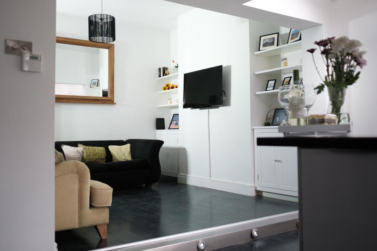 Gorgeous 3 Bedroom Victorian Townhouse リスバーン エクステリア 写真